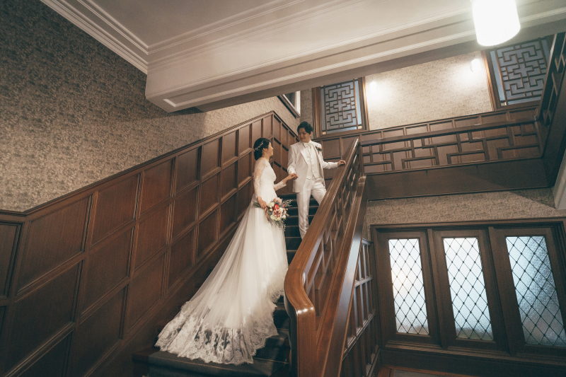 階段でのお写真はやはりドレスが映えますね!