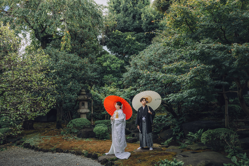 お庭で番傘を使って