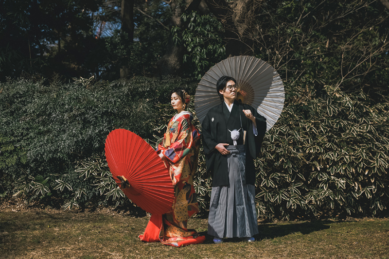 お庭で番傘を使って