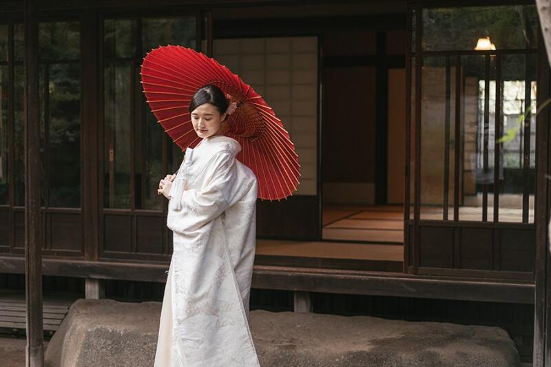白無垢と赤番傘