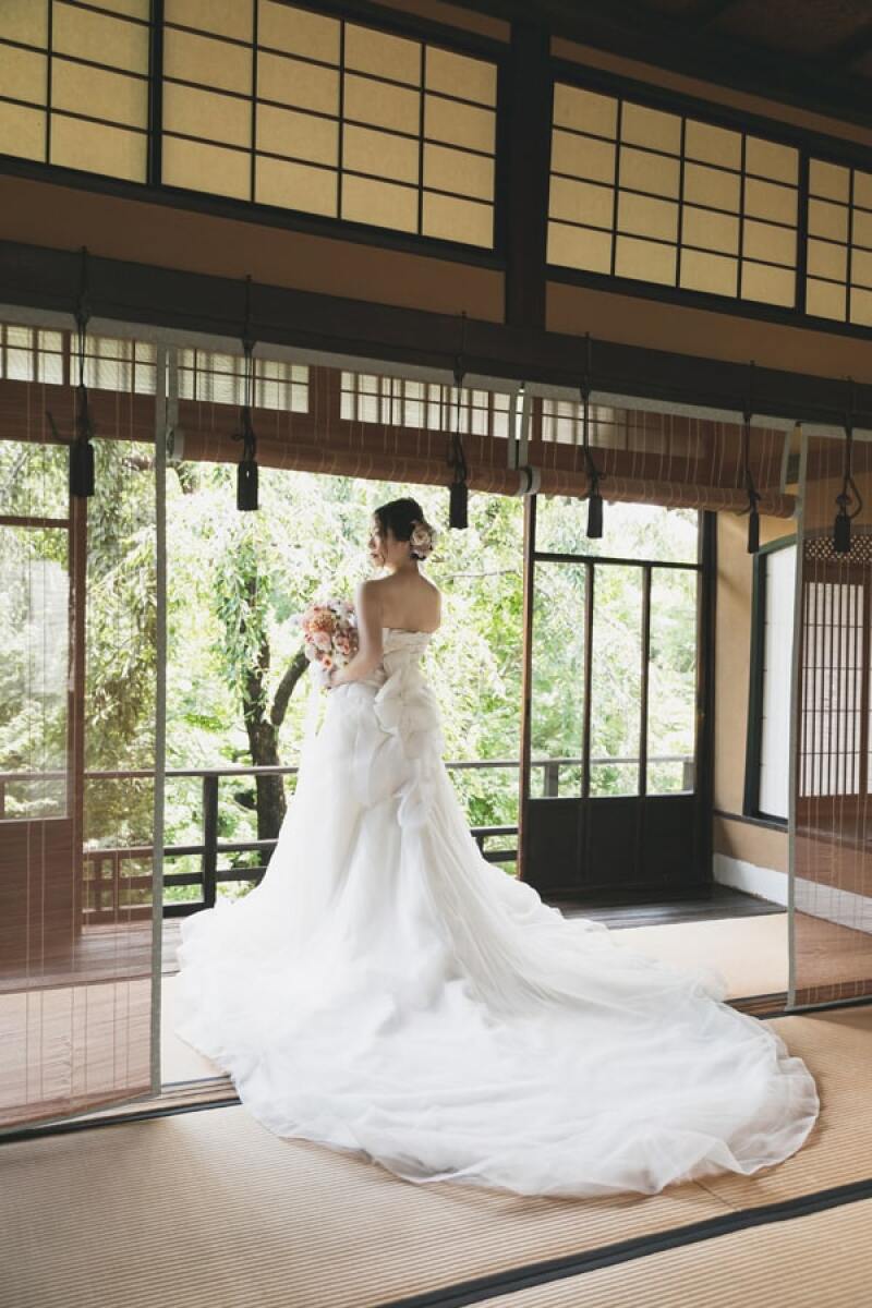 12:15 ドレスの後ろ姿を