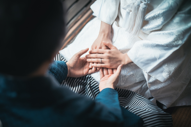 重なる手元から