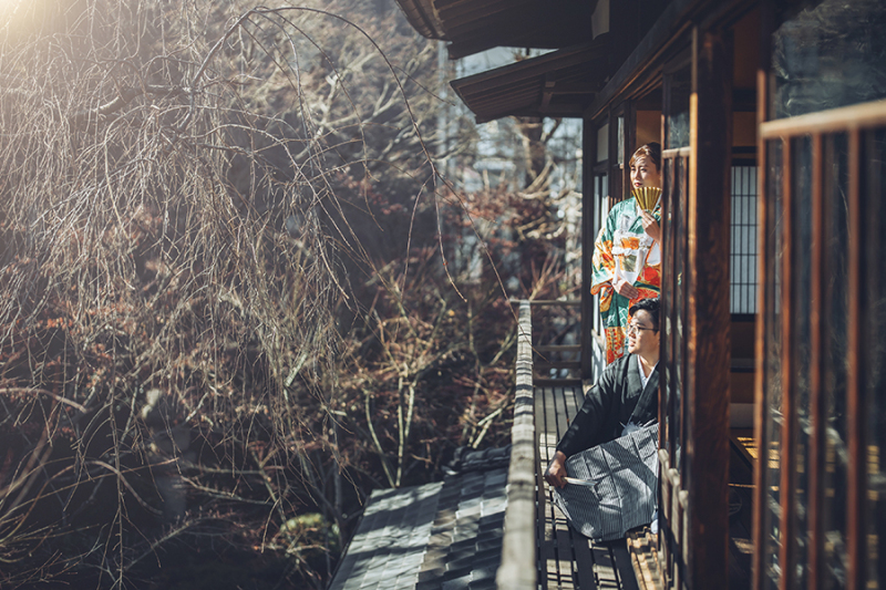 2階の窓際で自然光を活かして