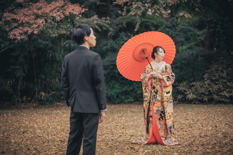 お庭で番傘を使って