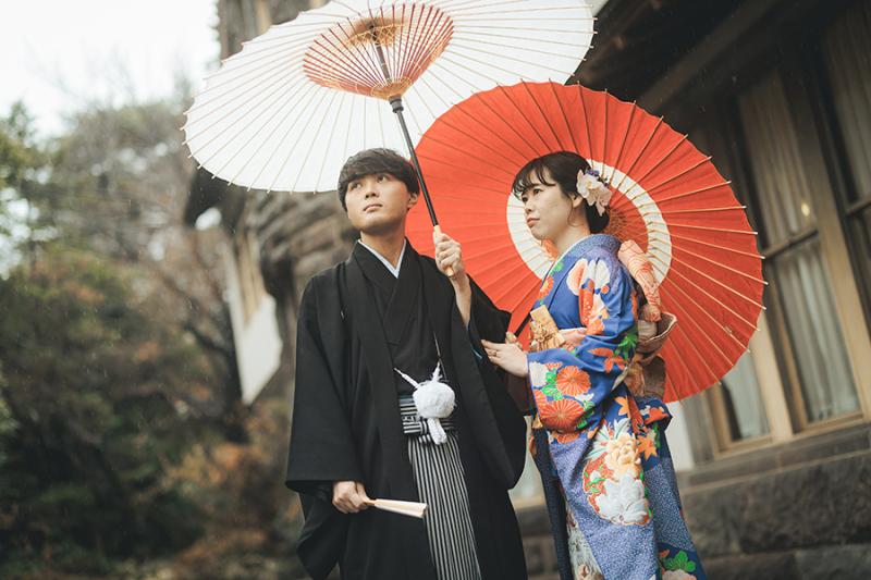 お庭で番傘を使って