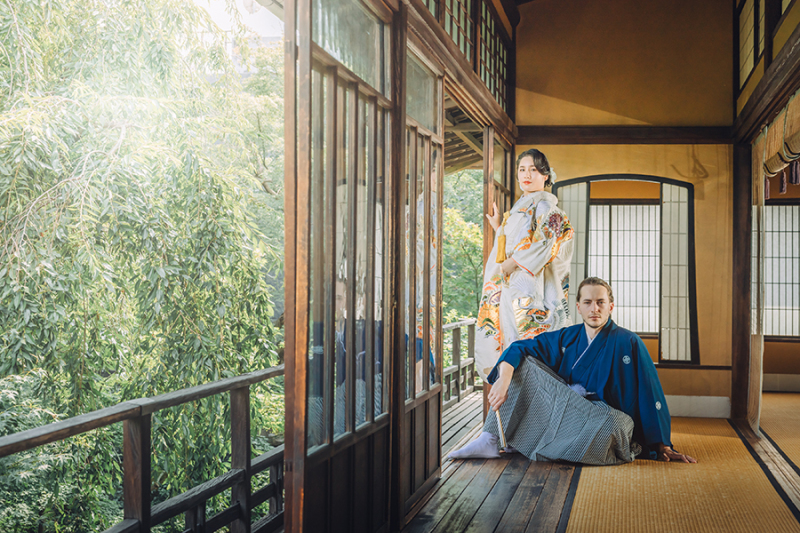 2階の窓際で自然光を活かして