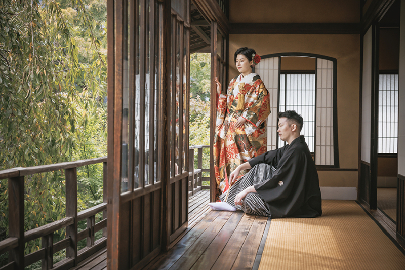 2階の窓際で自然光を活かして