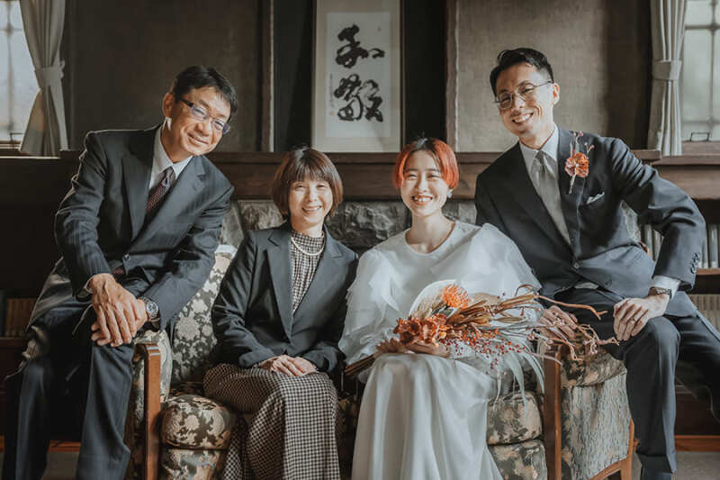 会場の椅子を利用して