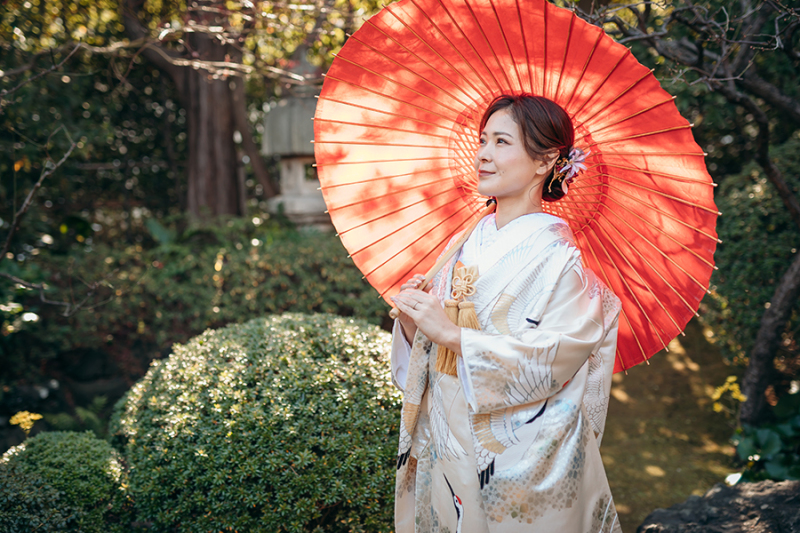 お庭で番傘を使って