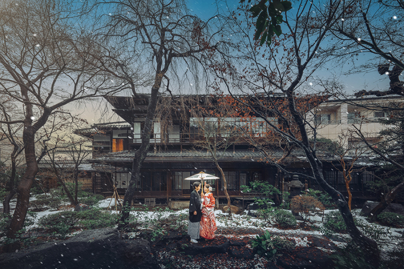 お庭で番傘を使って