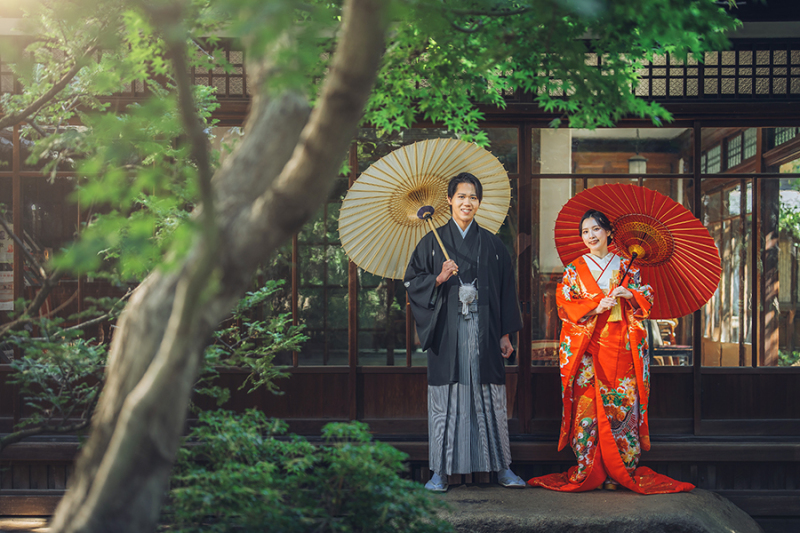 お庭で番傘を使って