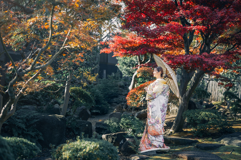 お庭で番傘を使って