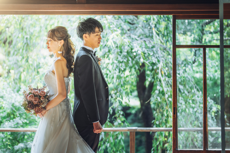 2階の窓際で自然光を活かして