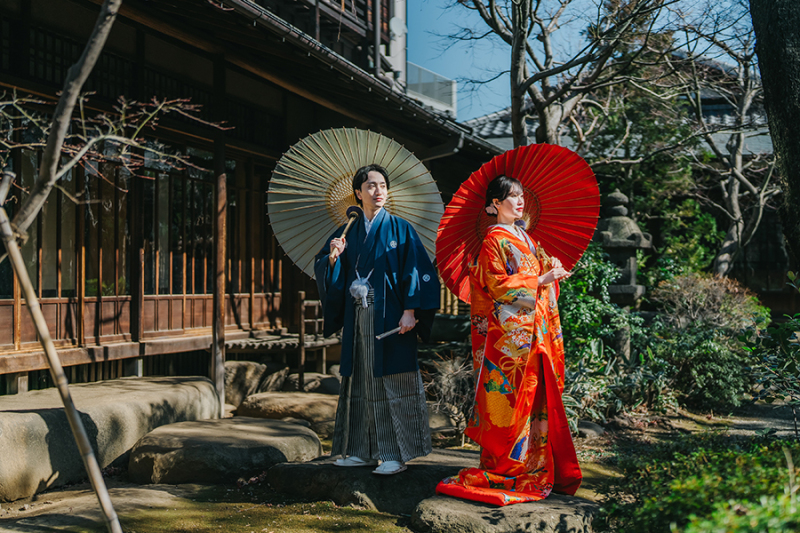 お庭で番傘を使って