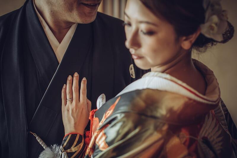 指輪の手元を印象的に