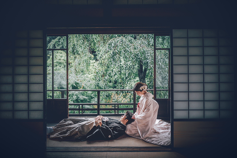 2階の窓際で自然光を活かして