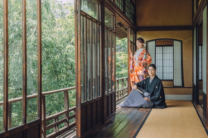 2階の窓際で自然光を活かして