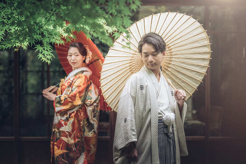 お庭で番傘を使って