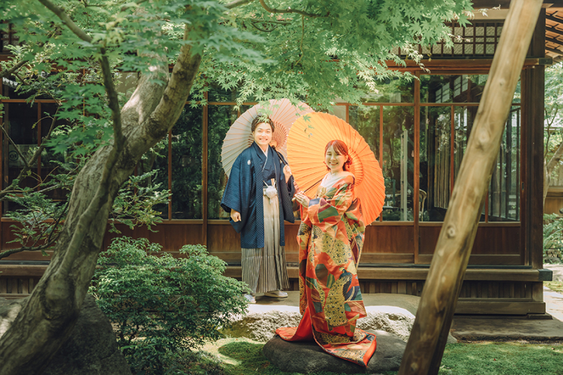 お庭で番傘を使って