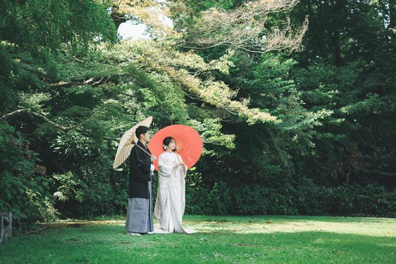 お庭で番傘を使って