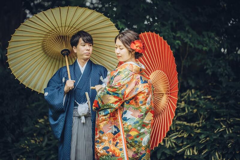 華やかな打掛と番傘の組み合わせ