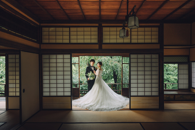 2階の窓際で自然光を活かして