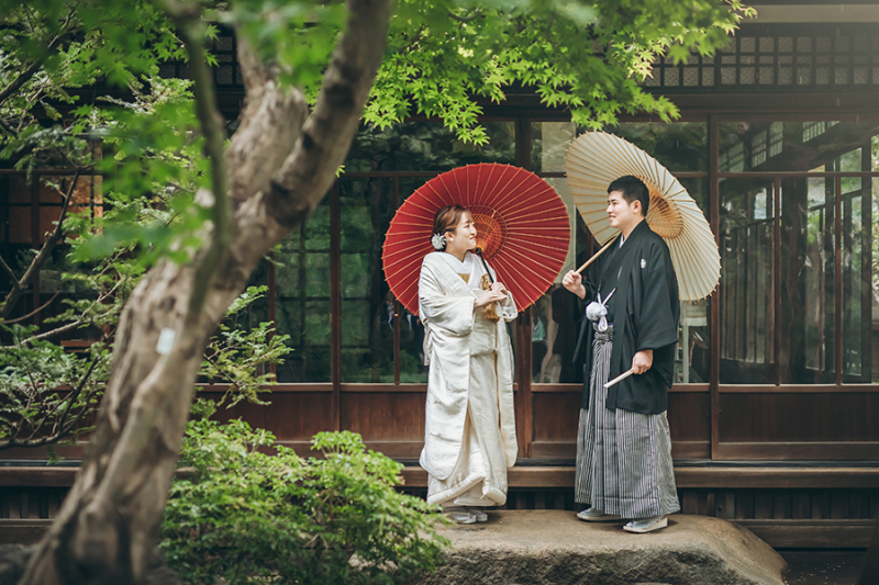 お庭で番傘を使って