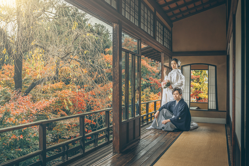 2階の窓際で自然光を活かして