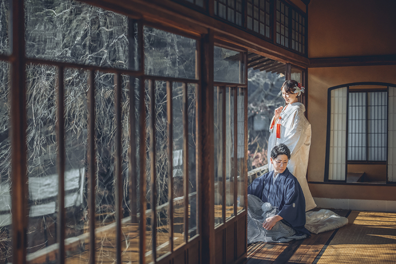 2階の窓際で自然光を活かして