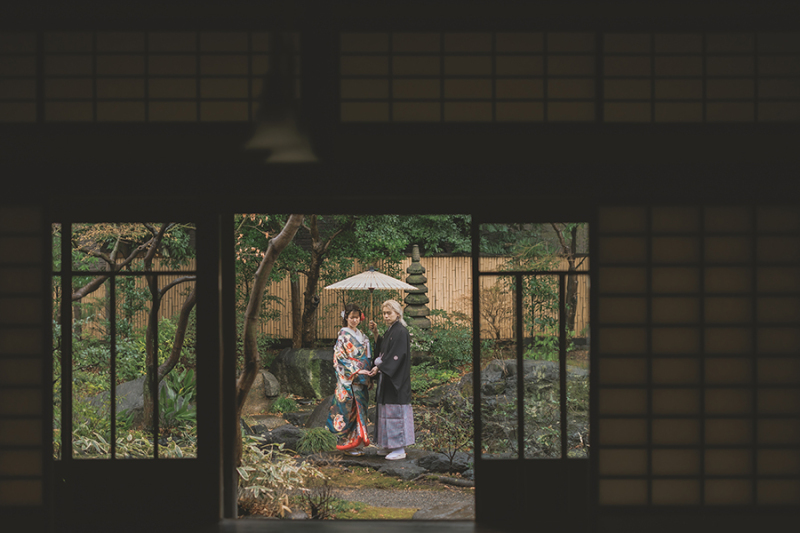 お庭で番傘を使って