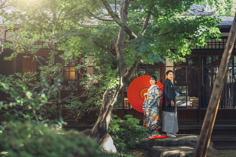 お庭で番傘を使って