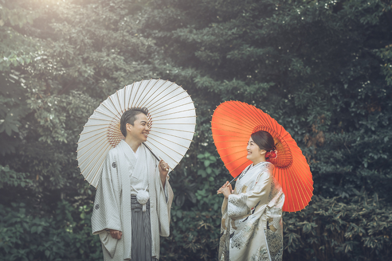 お庭で番傘を使って