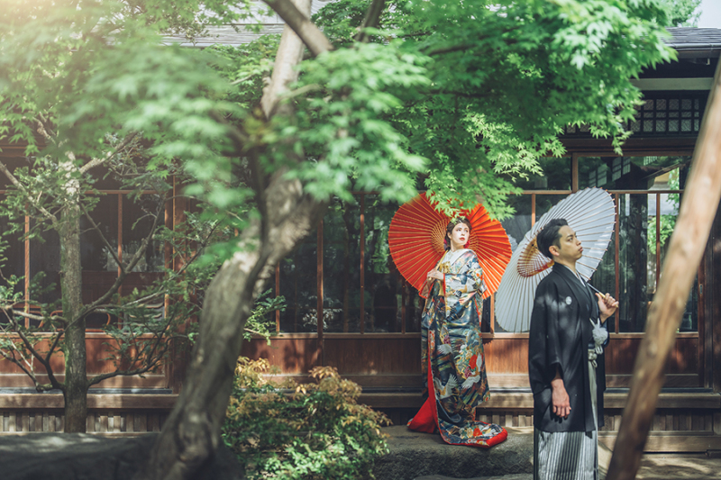 お庭で番傘を使って