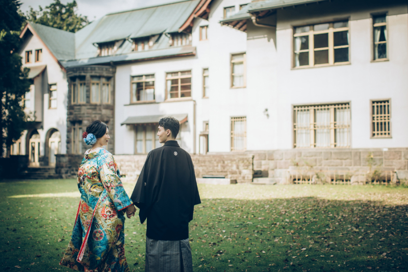 お庭で建物の外観を背景に
