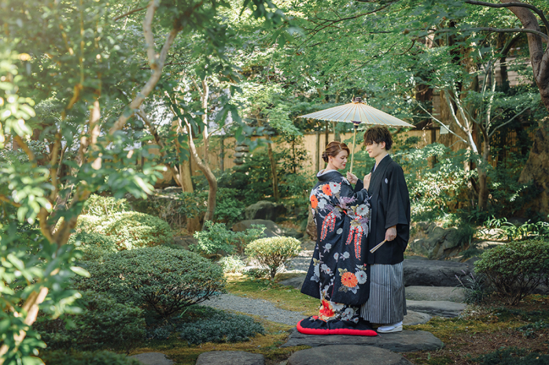 お庭で番傘を使って