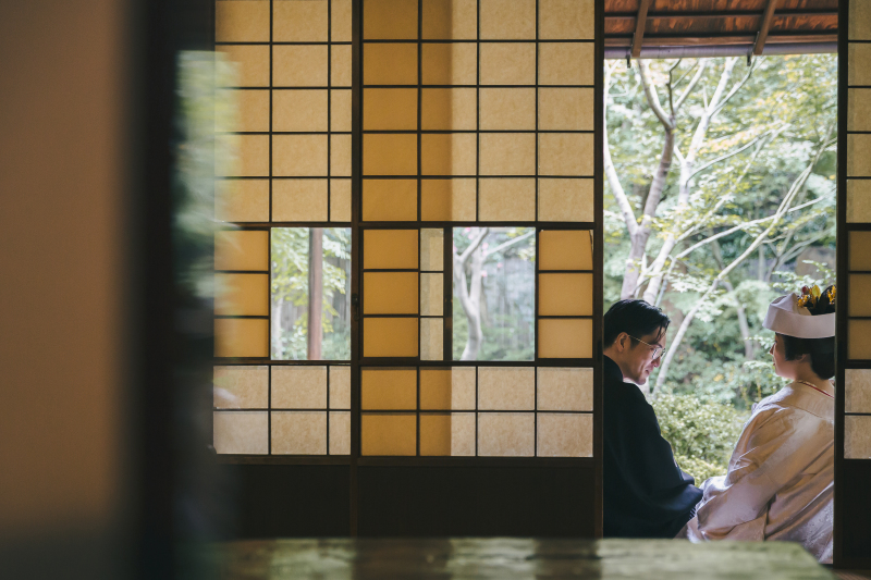 縁側に腰掛ける後ろ姿をひっそりと