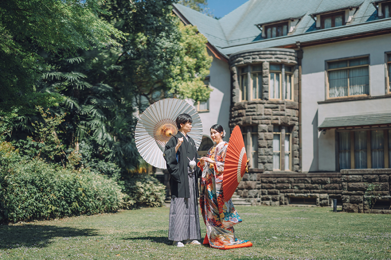 お庭で番傘を使って