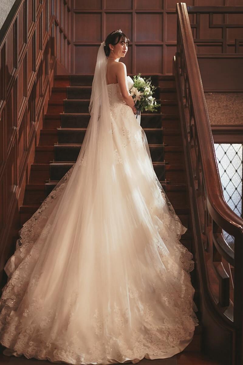 階段を利用してドレス姿を美しく