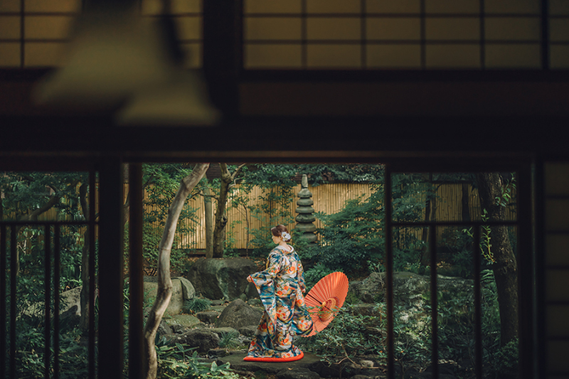 お庭で番傘を使って