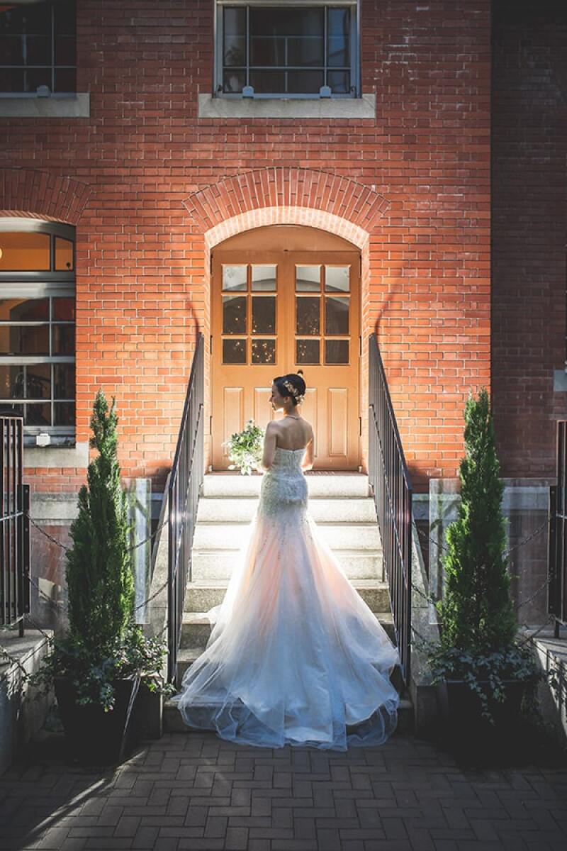 最初はレンガの建物を背景に