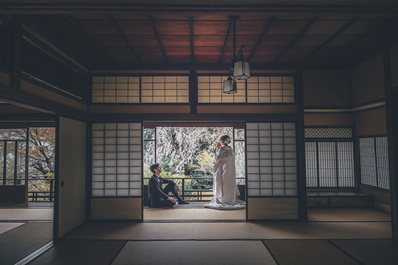 2階の窓際で自然光を活かして