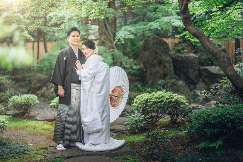 お庭で番傘を使って