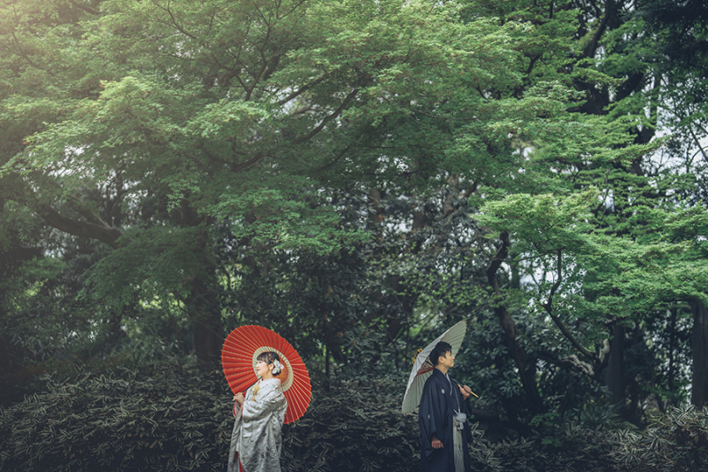 お庭で番傘を使って