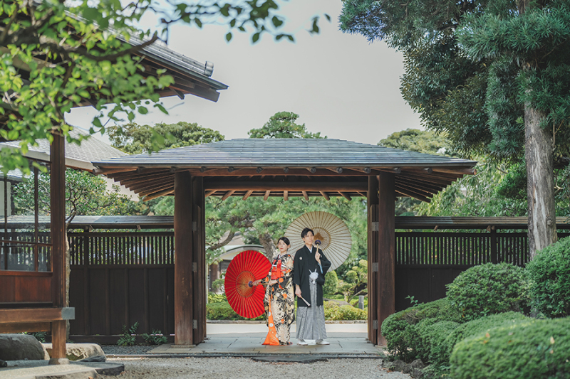 お庭で番傘を使って