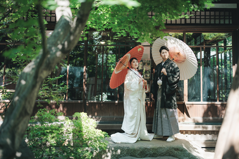 お庭で番傘を使って