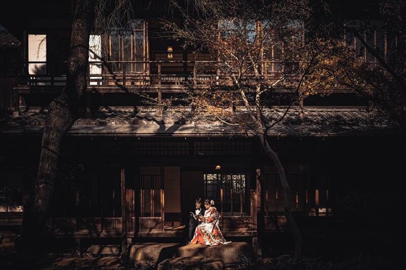 縁側でお気に入りの本を読みながら