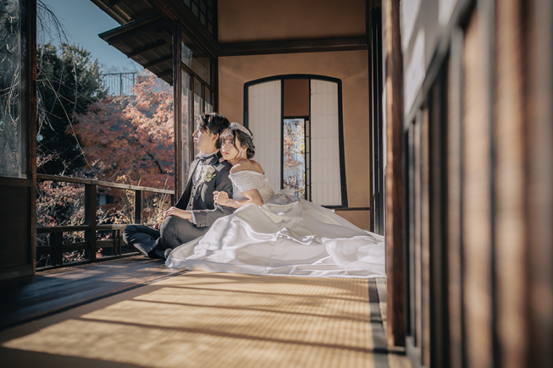 2階の窓際で自然光を活かして