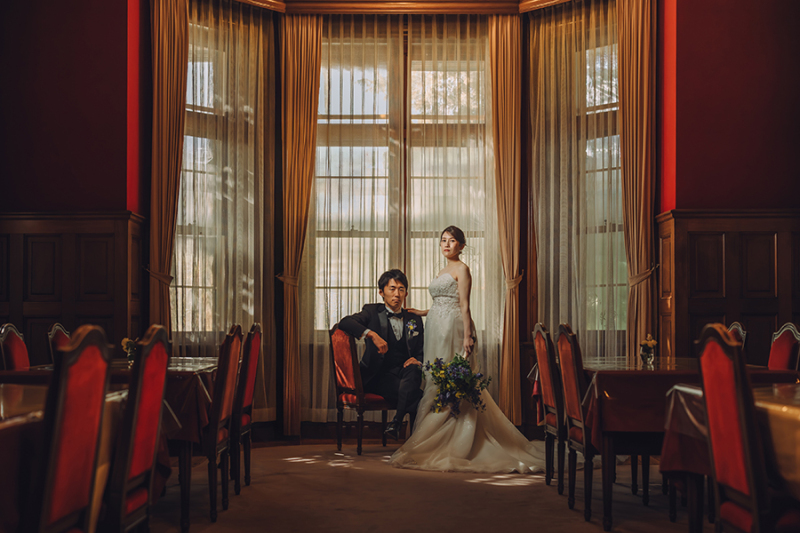 窓際で自然光を活かして