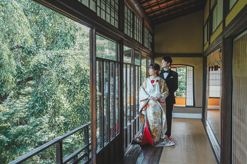 2階の窓際で自然光を活かして