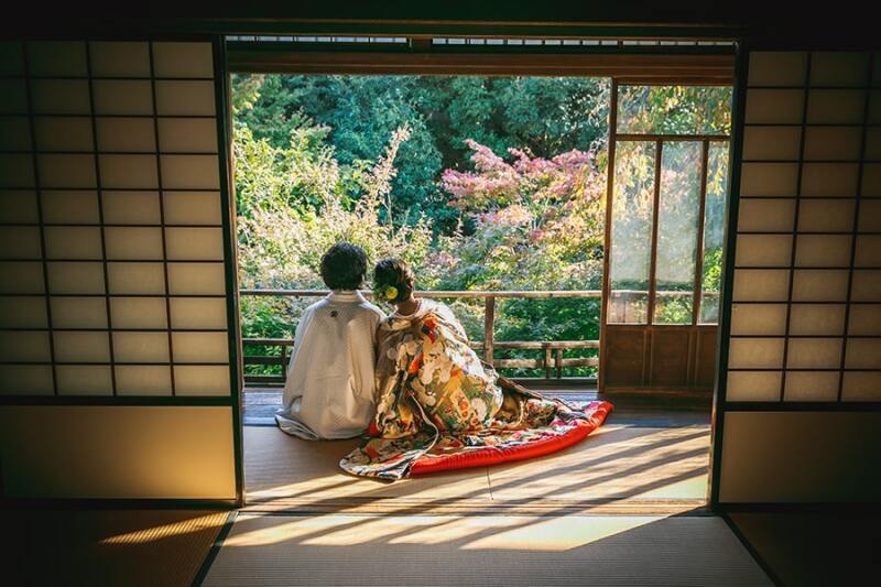 窓の外を眺めながら